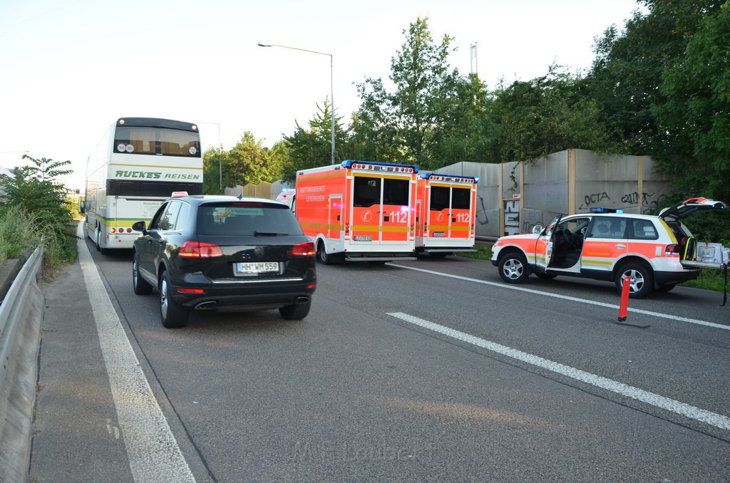 Einsatz BF Koeln Klimaanlage Reisebus defekt A 3 Rich Koeln hoehe Leverkusen P039.JPG